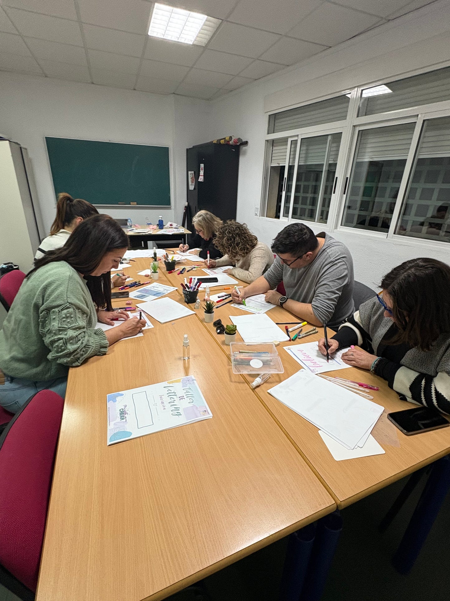Taller de Iniciación al Lettering – Lámina y Bola Navideña Personalizada