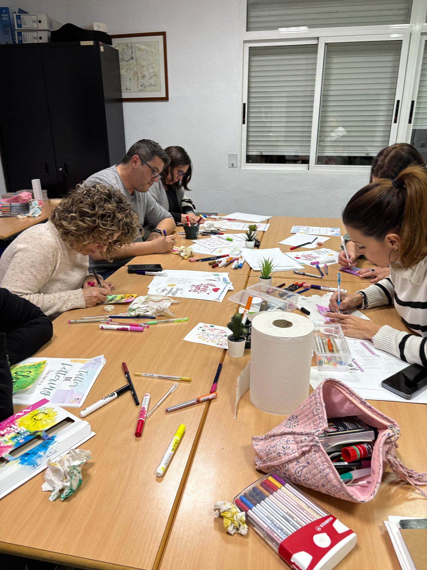 Taller de Iniciación al Lettering – Lámina y Bola Navideña Personalizada