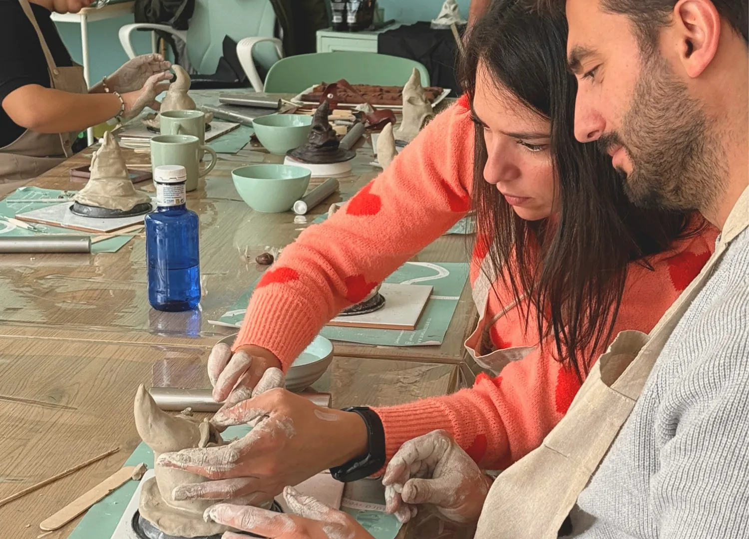 Pareja modelando cerámica juntos en taller de Bungaló