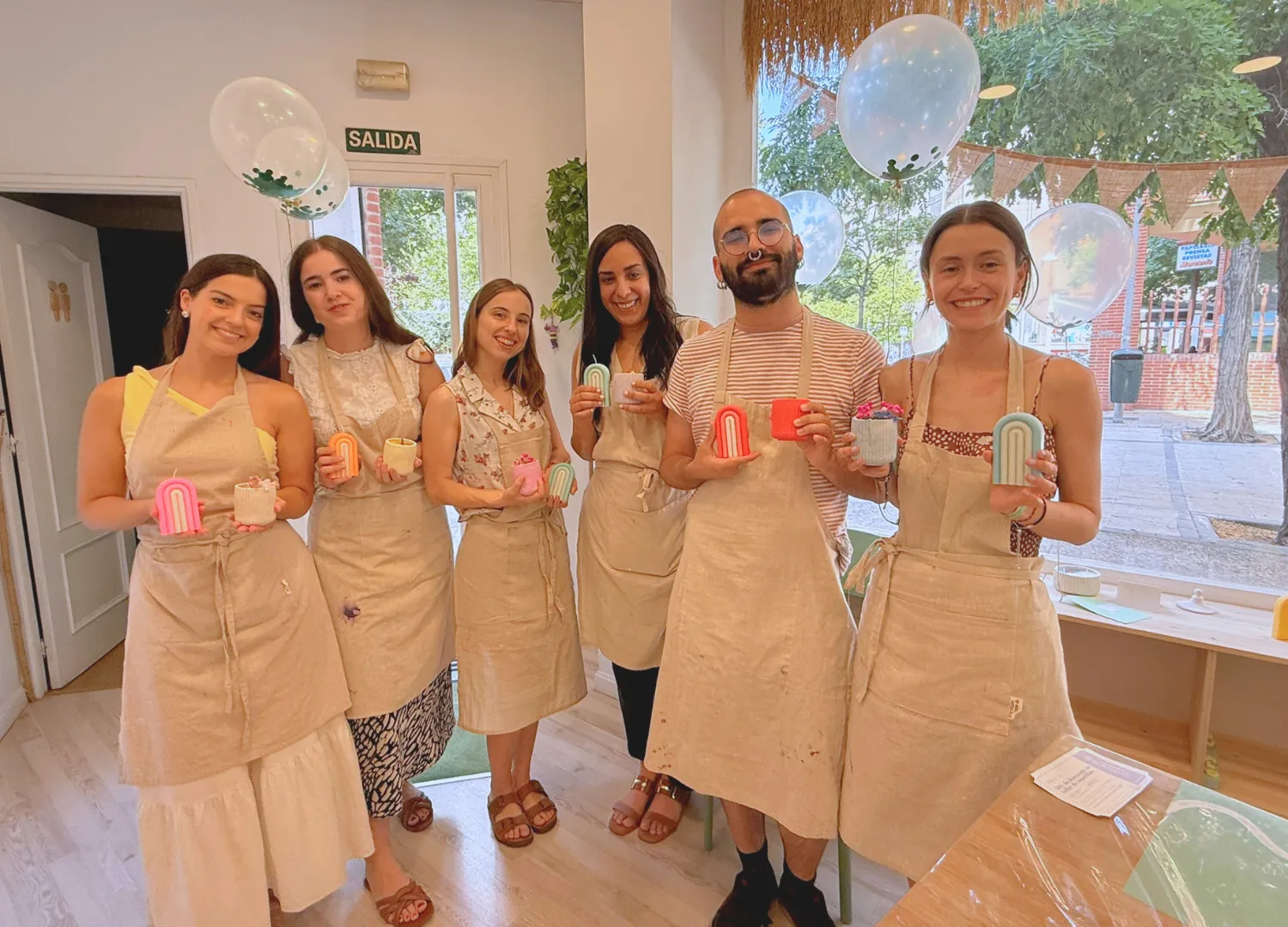 Grupo en taller de velas en Bungaló
