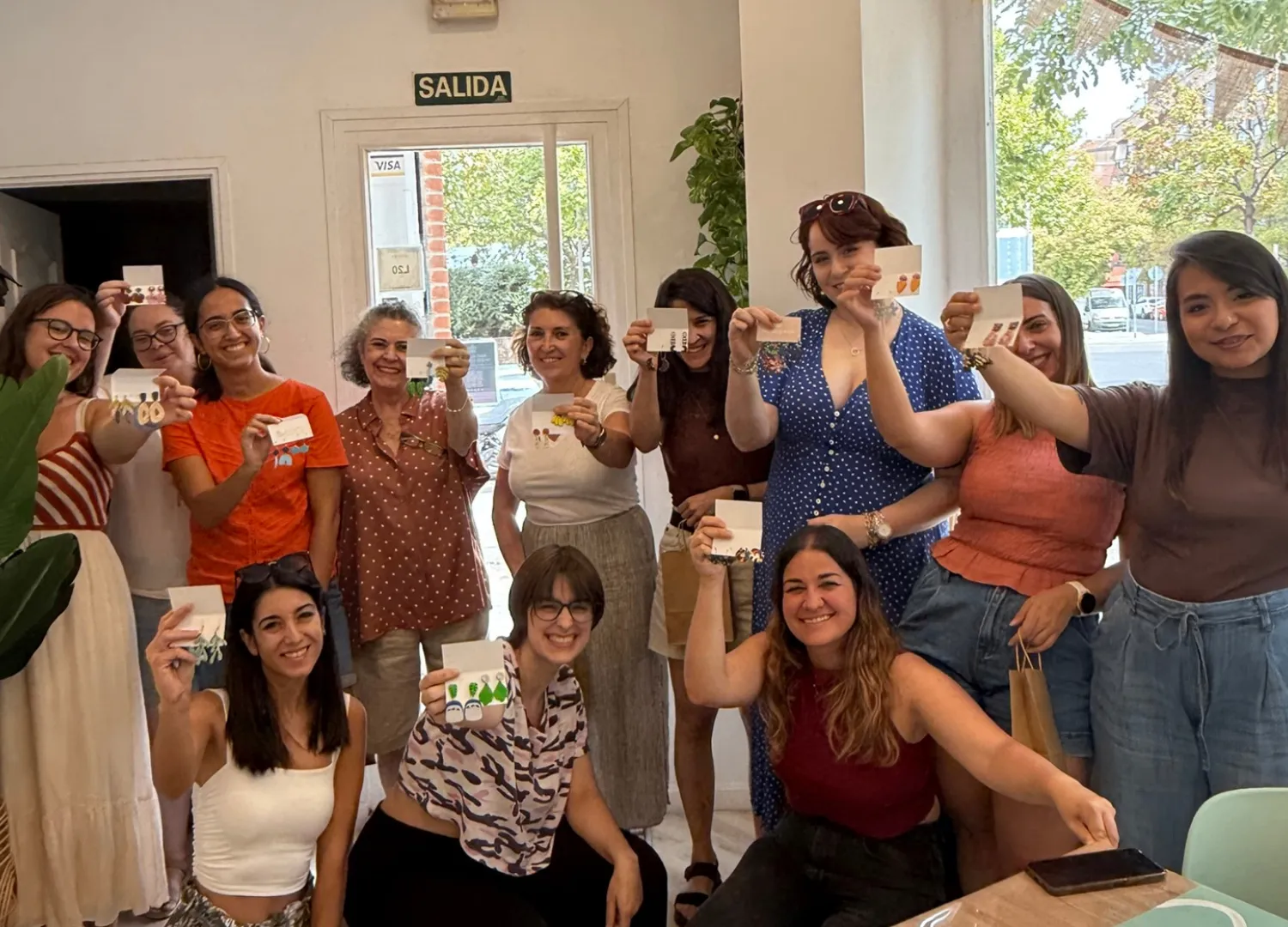 Grupo grande de chicas mostrando sus pendientes en Bungaló